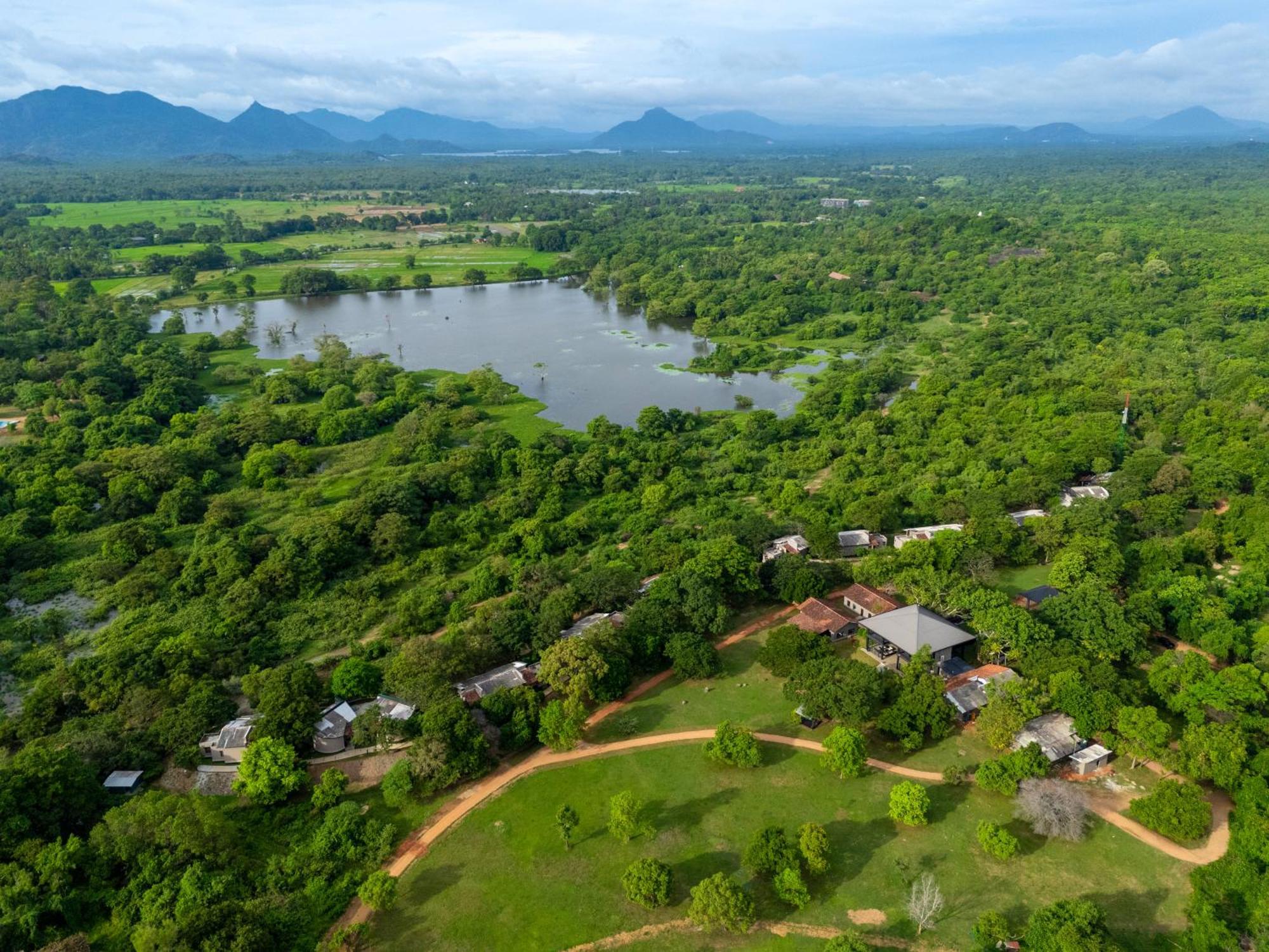 Ayugiri Ayurveda Wellness Resort Сигирия Экстерьер фото