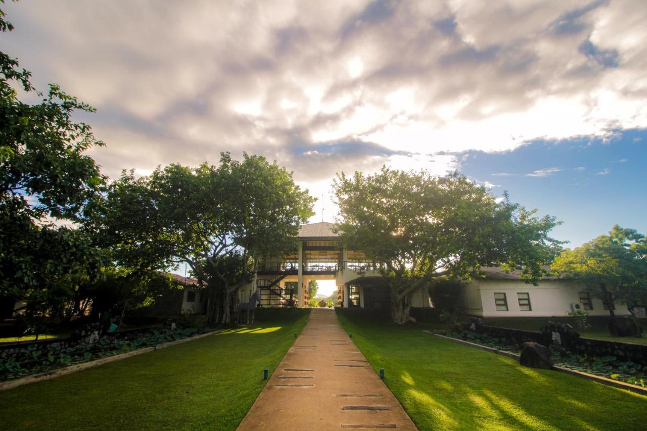 Ayugiri Ayurveda Wellness Resort Сигирия Экстерьер фото